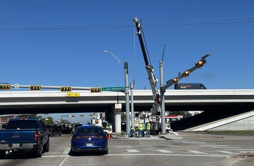 Setting a mast arm at a freeway frontage road