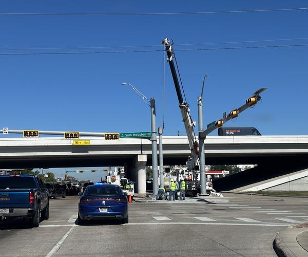 Setting a mast arm at a freeway frontage road